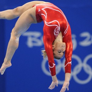 kaiyun官方-钢铁之躯与磐石之心，当字母哥的杀戮盛宴映照中国男篮的极限长征，字母哥的镜鉴，中国男篮的极限长征